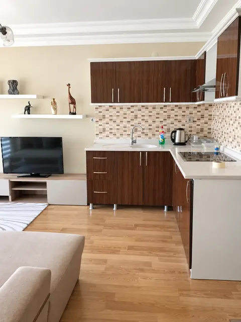 Dairenin mutfak ve salon alanlarının birlikte görünümü